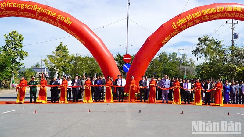 thuong phuoc kaoh roka int l border gate pair opens picture 1