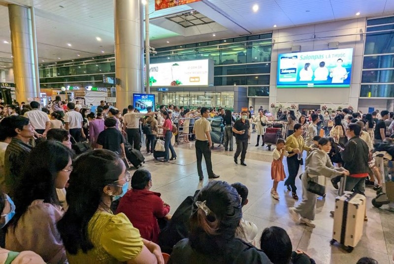 Tet flight tickets sold out despite extra capacity