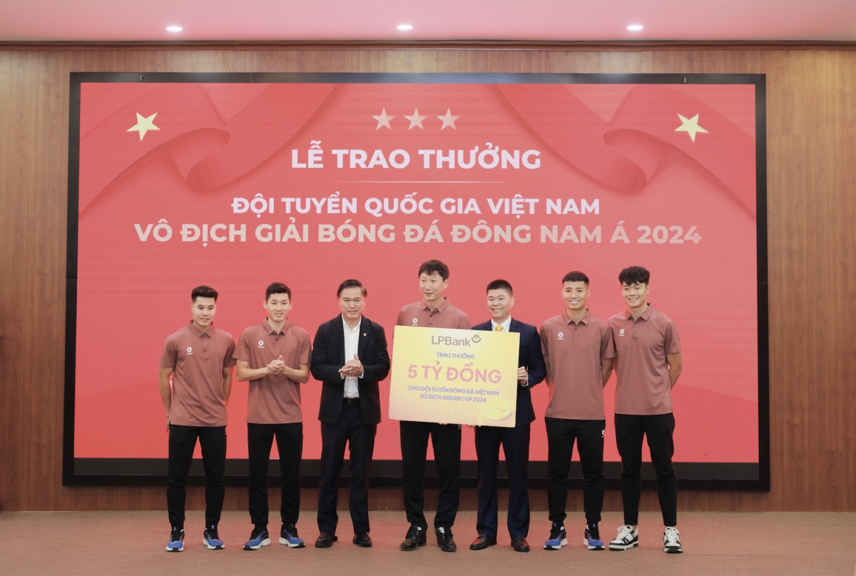 lpbank trao thuong 5 ty dong, dong hanh cung Doi tuyen bong da viet nam hinh anh 1