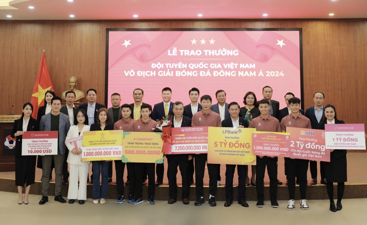 lpbank trao thuong 5 ty dong, dong hanh cung Doi tuyen bong da viet nam hinh anh 2