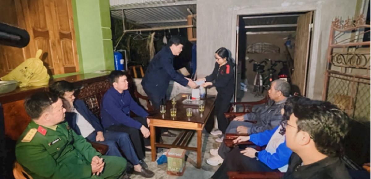 Thăm hỏi, hỗ trợ gia đình 3 công nhân tử vong khi vệ sinh silo xi măng