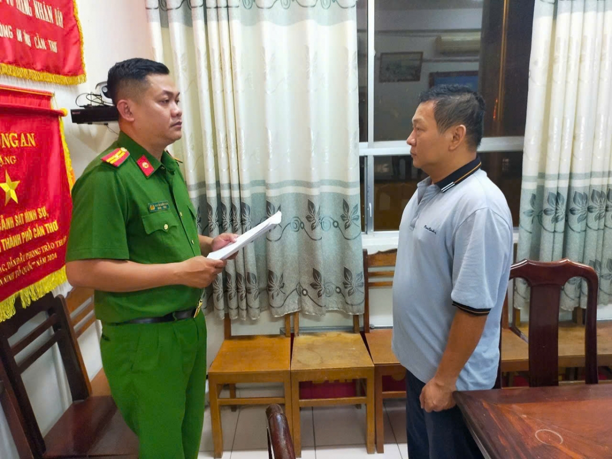 công an cần thơ bắt nguyên cán bộ ngân hàng có hành vi nhận hối lộ hình ảnh 1 cong an can tho bat nguyen can bo ngan hang co hanh vi nhan hoi lo hinh anh 1