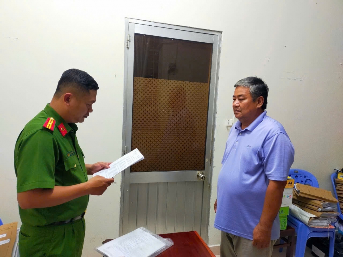 công an cần thơ bắt nguyên cán bộ ngân hàng có hành vi nhận hối lộ hình ảnh 2 cong an can tho bat nguyen can bo ngan hang co hanh vi nhan hoi lo hinh anh 2