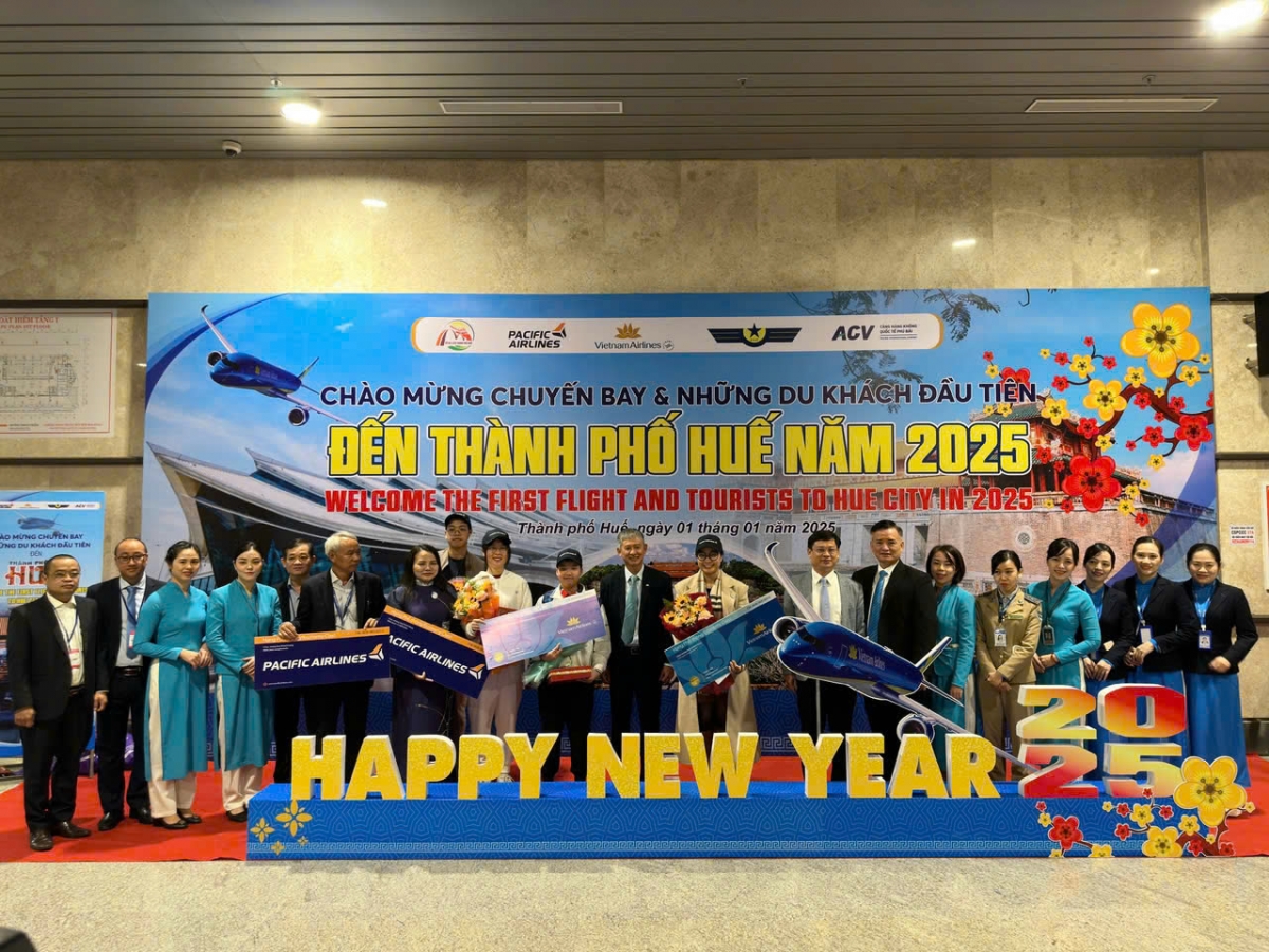 vietnam airlines don nhung vi khach dau tien nam 2025 hinh anh 1