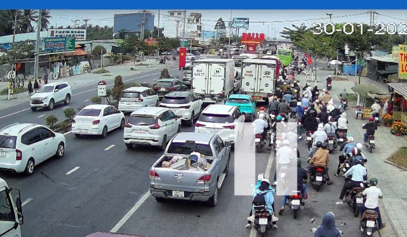 Giao thông ùn ứ nghiêm trọng, 5 lần xả tại trạm thu phí tại Tiền Giang