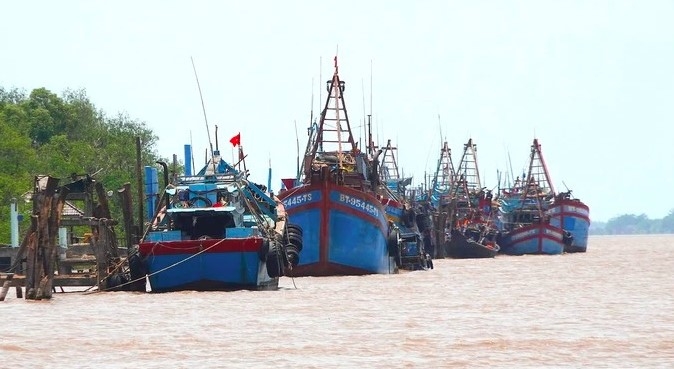 ben tre works hard to handle three no s fishing vessels picture 1