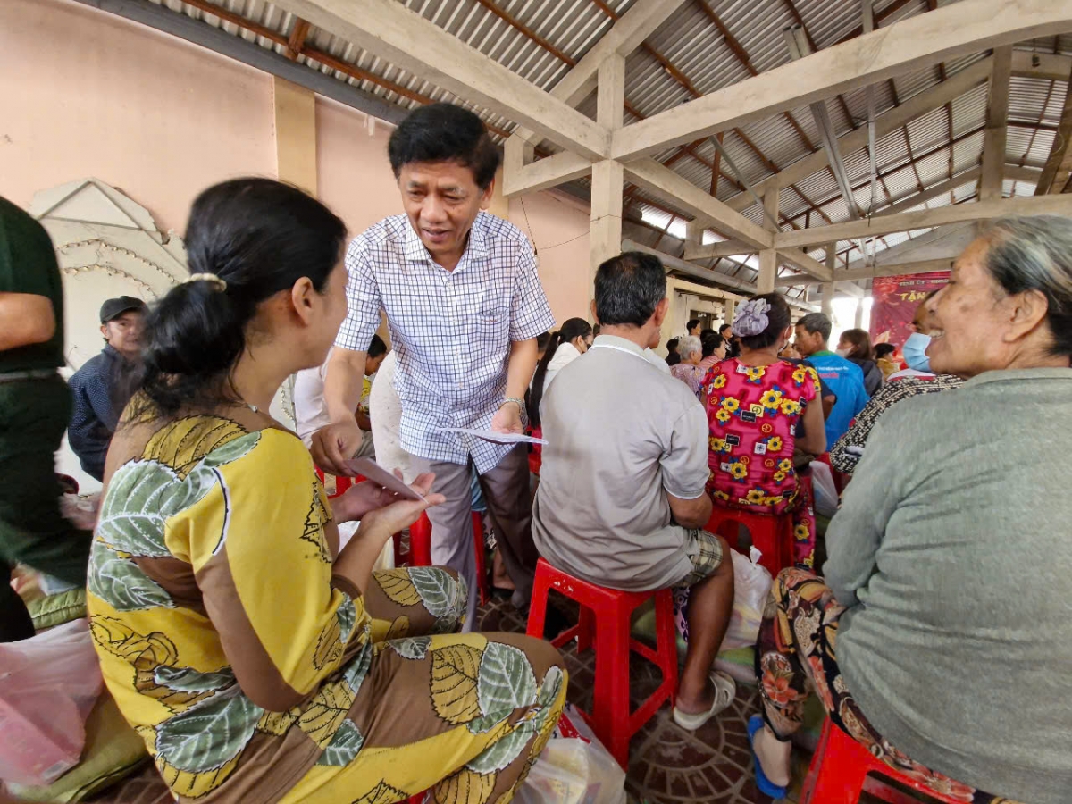 các địa phương tổ chức thăm, tặng quà tết gia đình chính sách, người khó khăn hình ảnh 3 cac dia phuong to chuc tham, tang qua tet gia dinh chinh sach, nguoi kho khan hinh anh 3