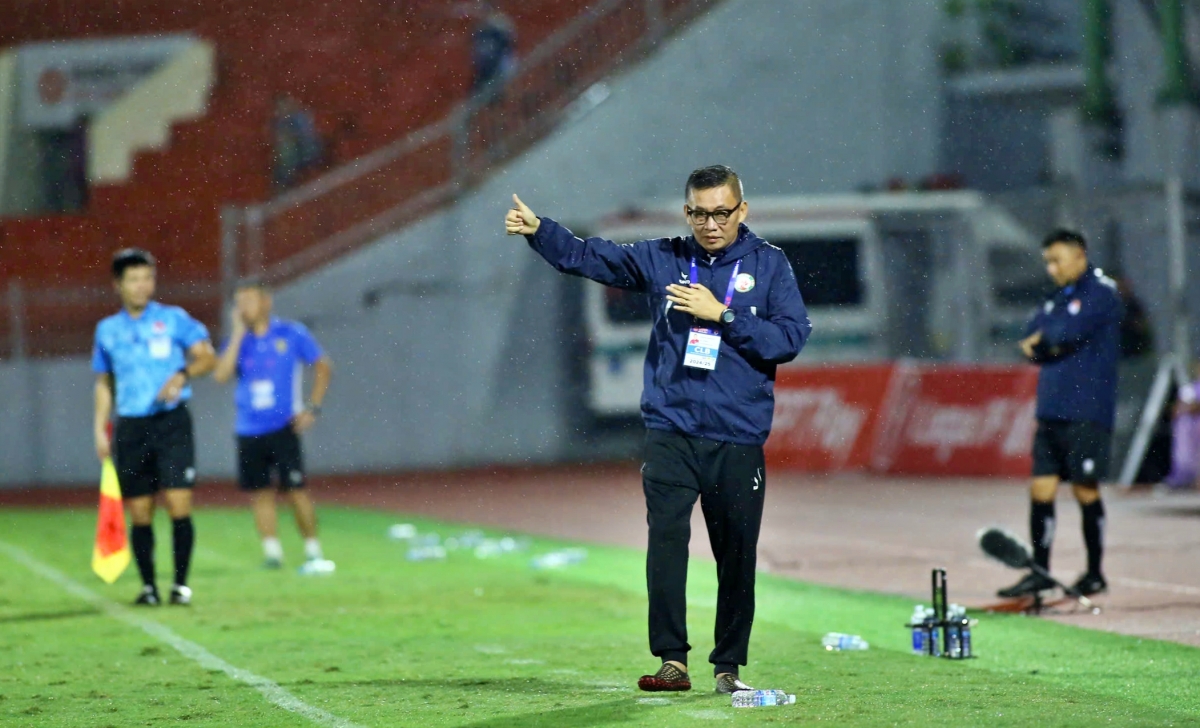 hlv bui Doan quang huy toi da tung muon bo bong da nhung bong da khong bo toi hinh anh 1