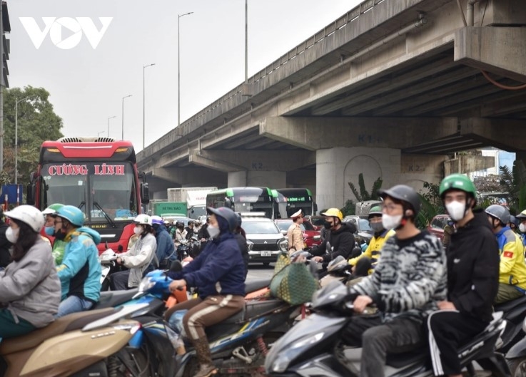 hanoi arteries go haywire as residents flock to hometown for tet holiday picture 11