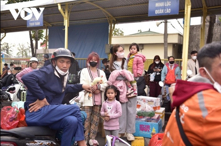 hanoi arteries go haywire as residents flock to hometown for tet holiday picture 4