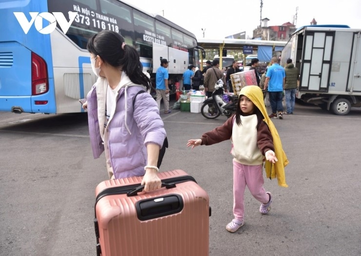 hanoi arteries go haywire as residents flock to hometown for tet holiday picture 7