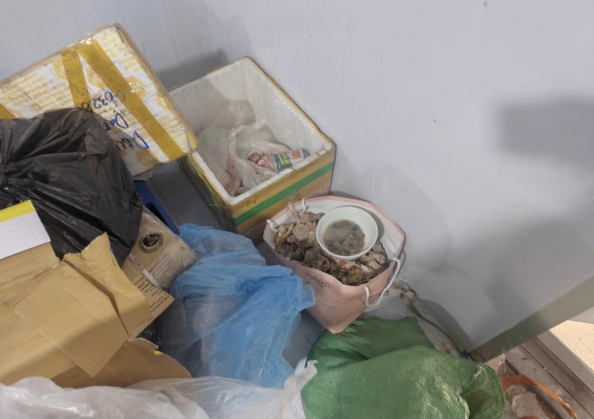 tiêu hủy hơn 1 tấn ức lợn, bẹ sữa, trứng gà non bốc mùi sắp tuồn ra thị trường hình ảnh 2 tieu huy hon 1 tan uc lon, be sua, trung ga non boc mui sap tuon ra thi truong hinh anh 2