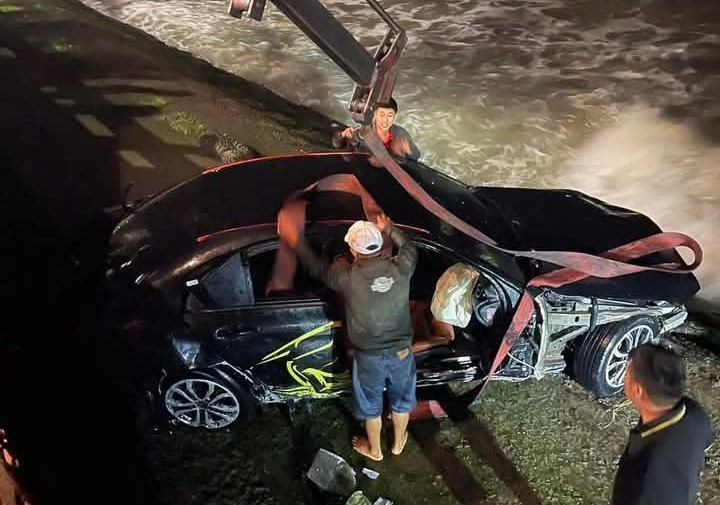 chuyển hồ sơ vụ xe lao xe mercedes xuống biển nha trang sang cảnh sát điều tra hình ảnh 2 chuyen ho so vu xe lao xe mercedes xuong bien nha trang sang canh sat dieu tra hinh anh 2