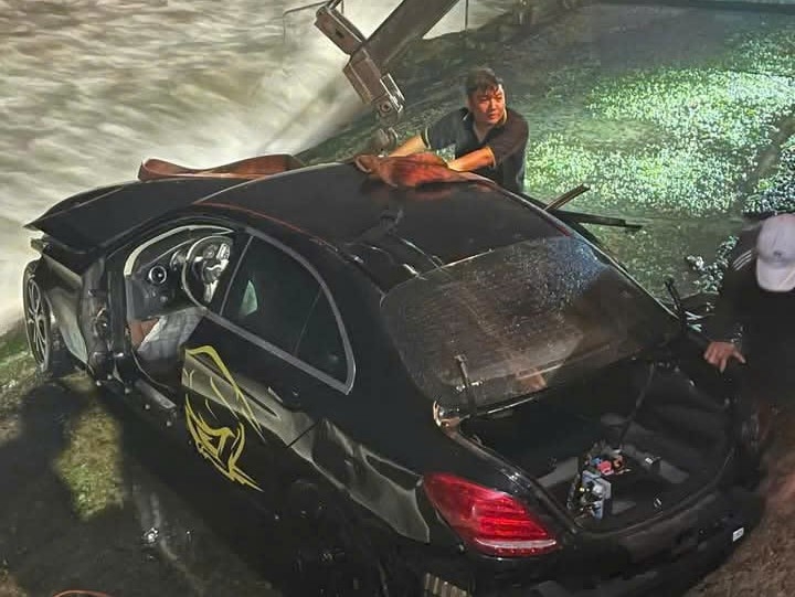 chuyển hồ sơ vụ xe lao xe mercedes xuống biển nha trang sang cảnh sát điều tra hình ảnh 1 chuyen ho so vu xe lao xe mercedes xuong bien nha trang sang canh sat dieu tra hinh anh 1