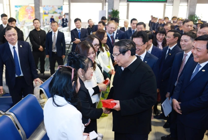 PM inspects Tet preparedness at Hanoi railway station, lung hospital