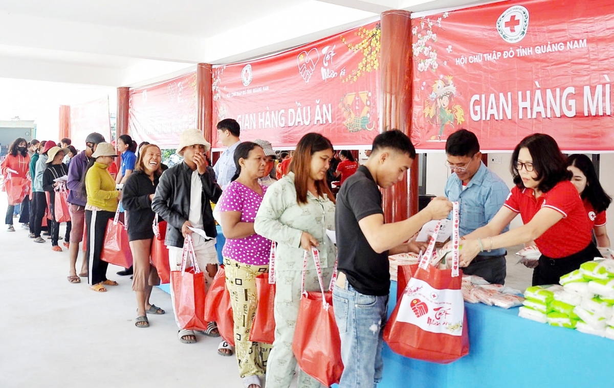 quảng nam chăm lo tết cho người nghèo và đồng bào miền núi hình ảnh 2 quang nam cham lo tet cho nguoi ngheo va dong bao mien nui hinh anh 2