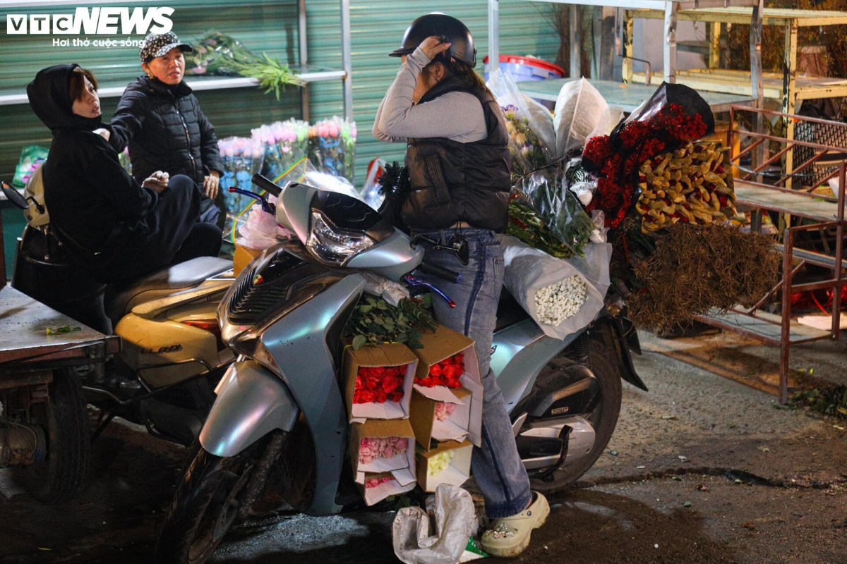 dong nguoi do ve cho hoa dau moi ha noi mua ban xuyen dem hinh anh 13