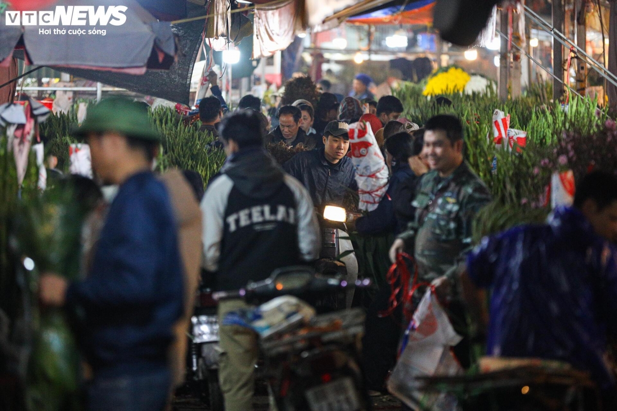 dong nguoi do ve cho hoa dau moi ha noi mua ban xuyen dem hinh anh 14