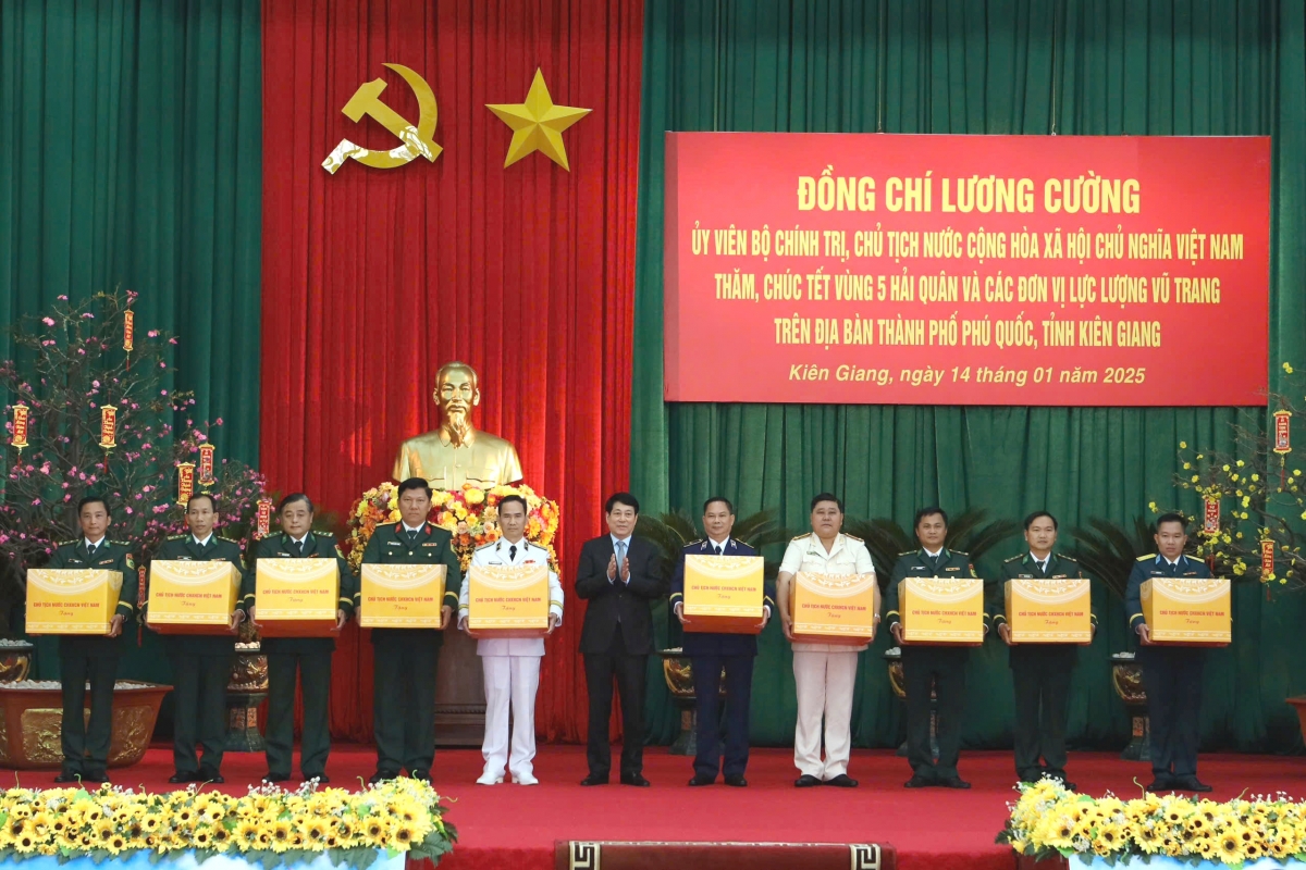 chủ tịch nước thăm, chúc tết các lực lượng vũ trang đóng quân tại phú quốc hình ảnh 6 chu tich nuoc tham, chuc tet cac luc luong vu trang dong quan tai phu quoc hinh anh 6