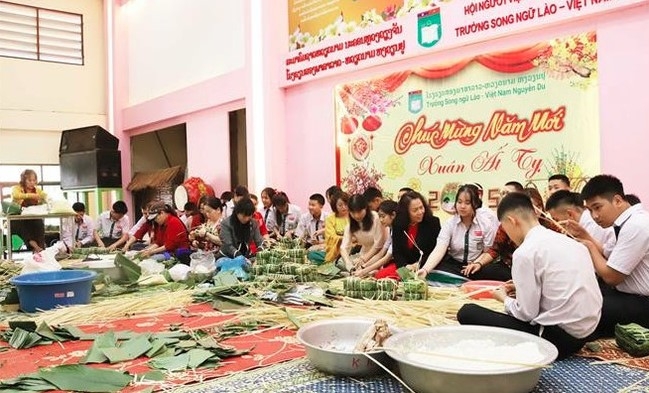 vietnamese in singapore, laos, brunei celebrate tet picture 2