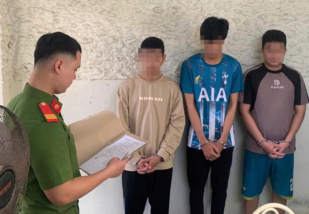 khoi to 3 bi can vu shipper bi danh tu vong o Da nang hinh anh 1