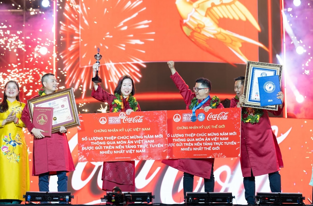 Coca-Cola lập kỷ lục độc đáo, tạo khoảnh khắc đáng nhớ với màn pháo hoa năm mới