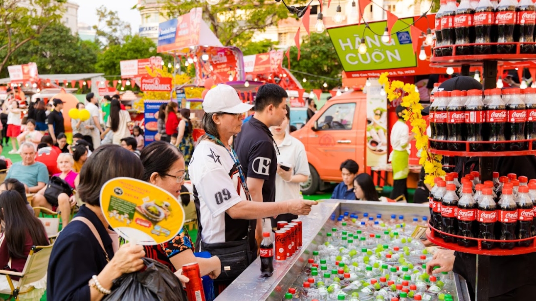 coca-cola lap ky luc doc dao, tao khoanh khac dang nho voi man phao hoa nam moi hinh anh 3