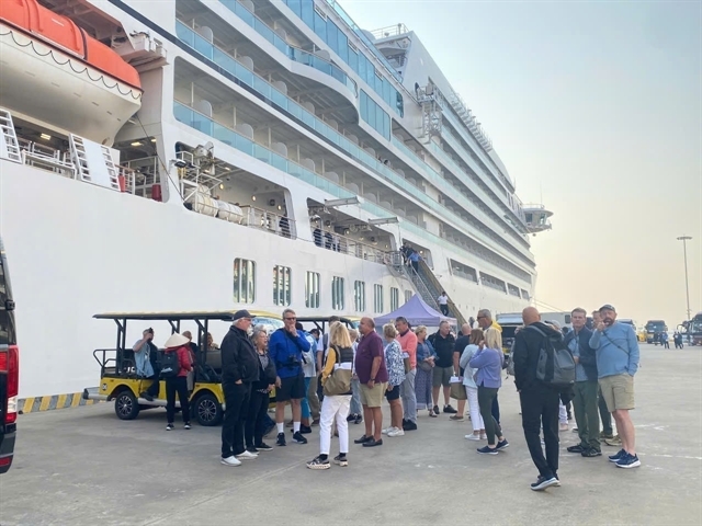 over 1,200 foreign tourists arrive in ha long on cruises picture 1