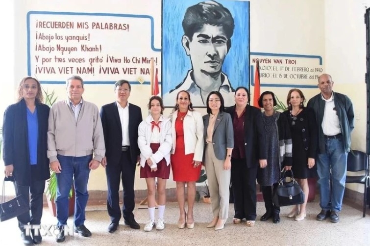 ambassador praises vietnam cuba friendship during visit to havana school picture 1