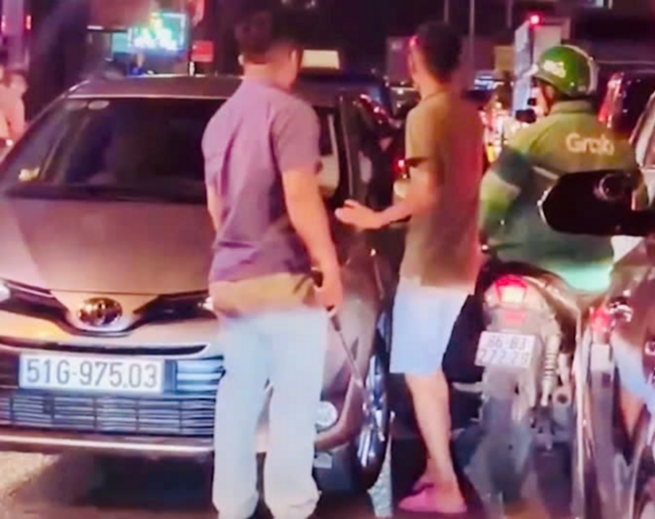 nguoi dan ong cam gay ba khuc danh tai xe xe cong nghe giua duong o tp.hcm hinh anh 1