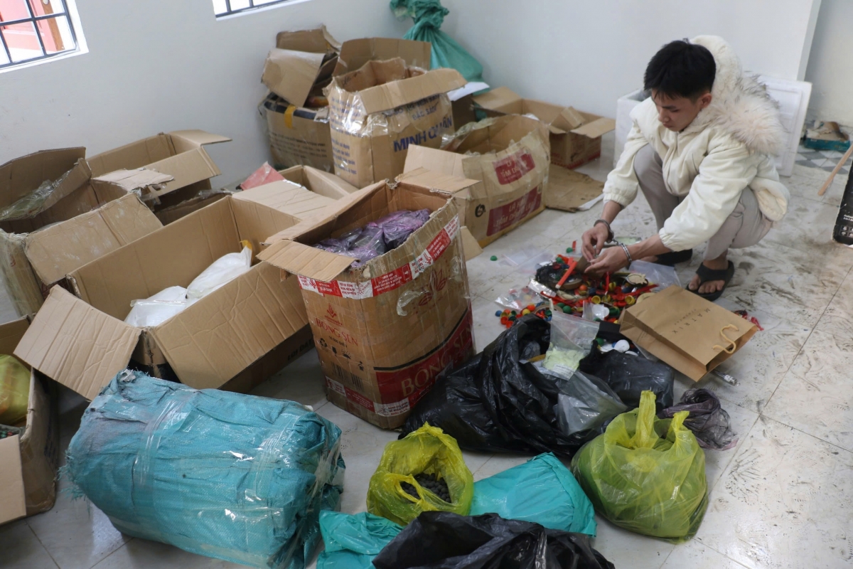 Tàng trữ gần 9 tạ hóa chất để sản xuất thuốc pháo nổ tại Nghệ An