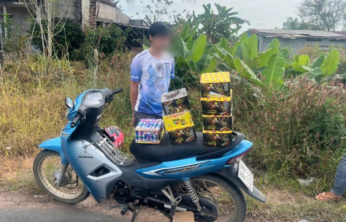 phát hiện hai đối tượng tàng trữ pháo nổ trái phép hình ảnh 1 phat hien hai doi tuong tang tru phao no trai phep hinh anh 1