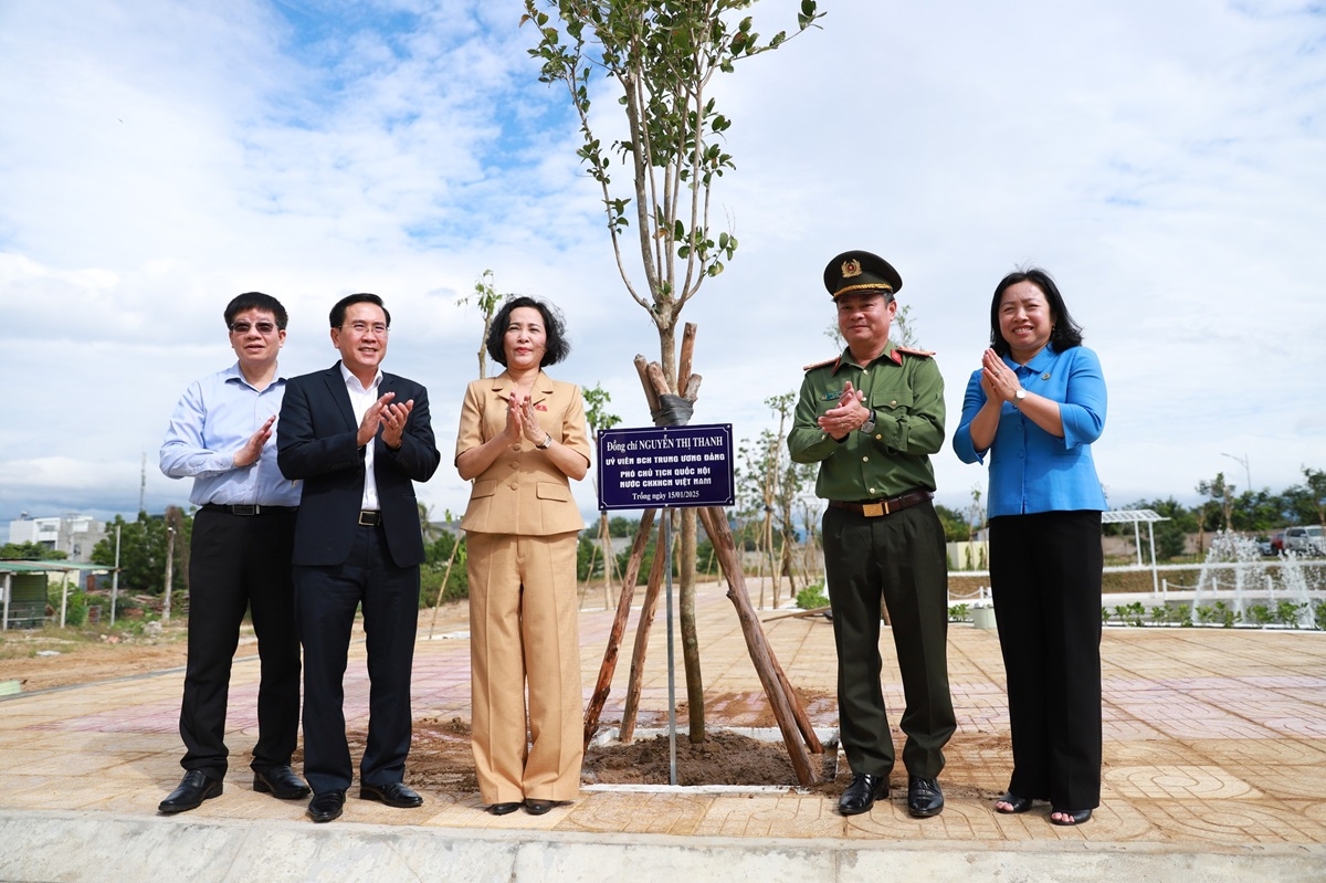 pho chu tich quoc hoi nguyen thi thanh tham can bo, chien si cong an ninh thuan hinh anh 3