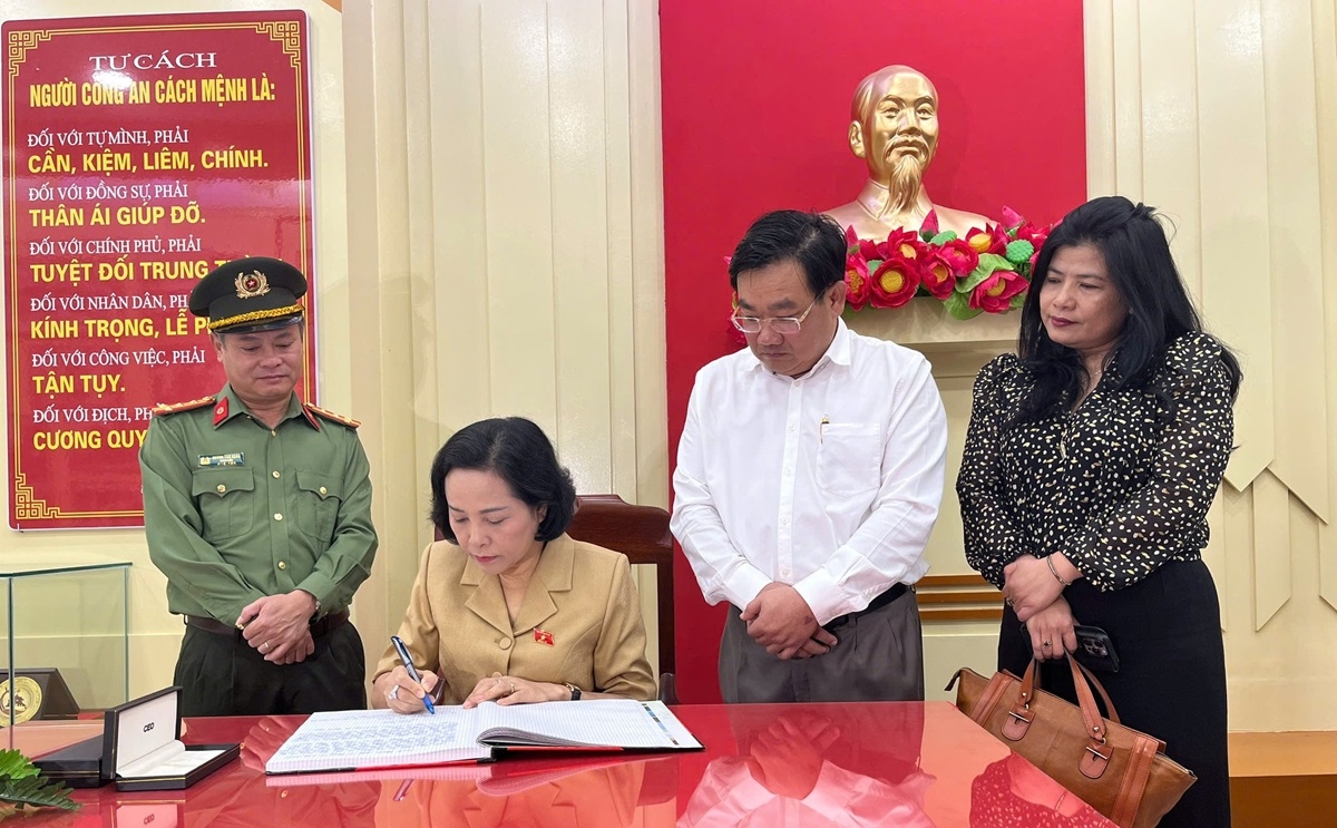 pho chu tich quoc hoi nguyen thi thanh tham can bo, chien si cong an ninh thuan hinh anh 2