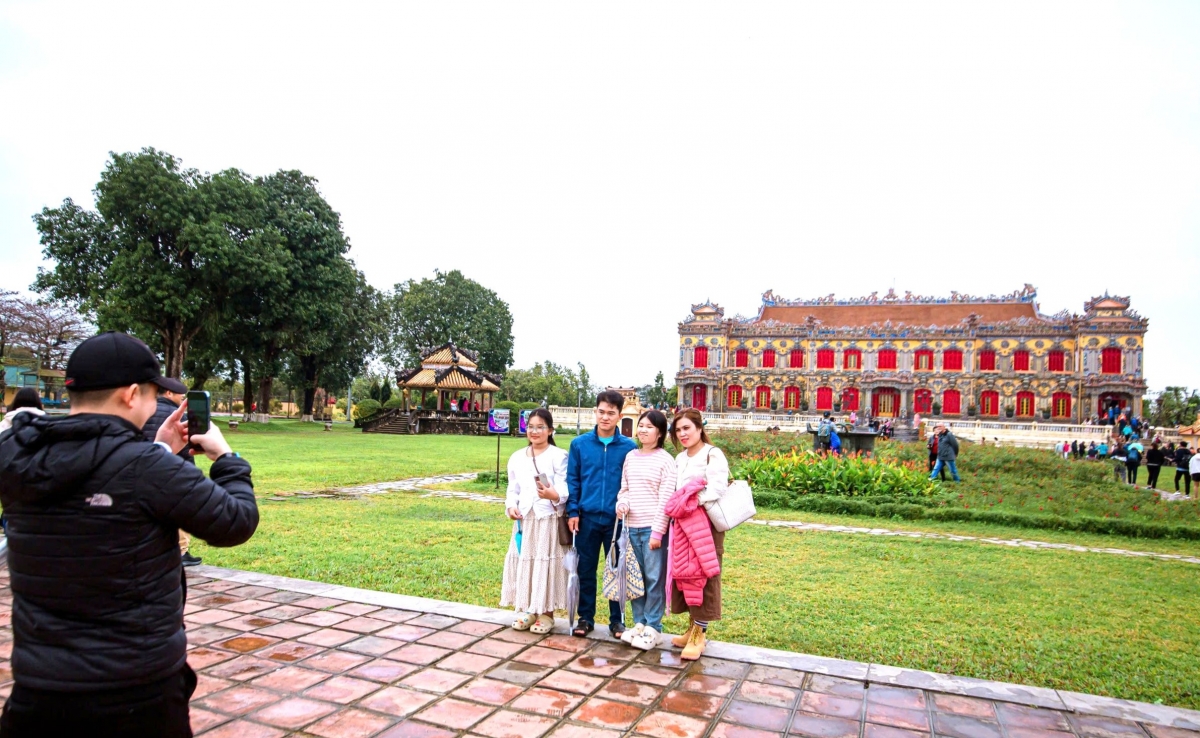 khu di sản huế đón hàng ngàn lượt khách tham quan, vui tết hình ảnh 1 khu di san hue don hang ngan luot khach tham quan, vui tet hinh anh 1