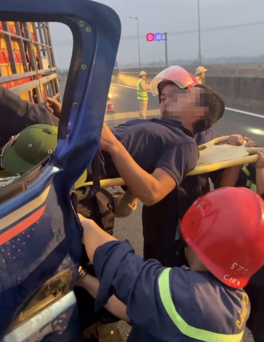 giải cứu lái xe mắc kẹt sau tai nạn giao thông trên cao tốc Đà nẵng- quảng ngãi hình ảnh 2 giai cuu lai xe mac ket sau tai nan giao thong tren cao toc Da nang- quang ngai hinh anh 2