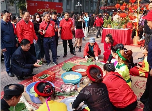 Hanoi hosts charity market, supporting 2,000 disadvantaged individuals