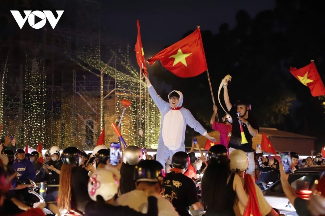 football fans storm streets to celebrate vietnam s 2024 asean cup win picture 10