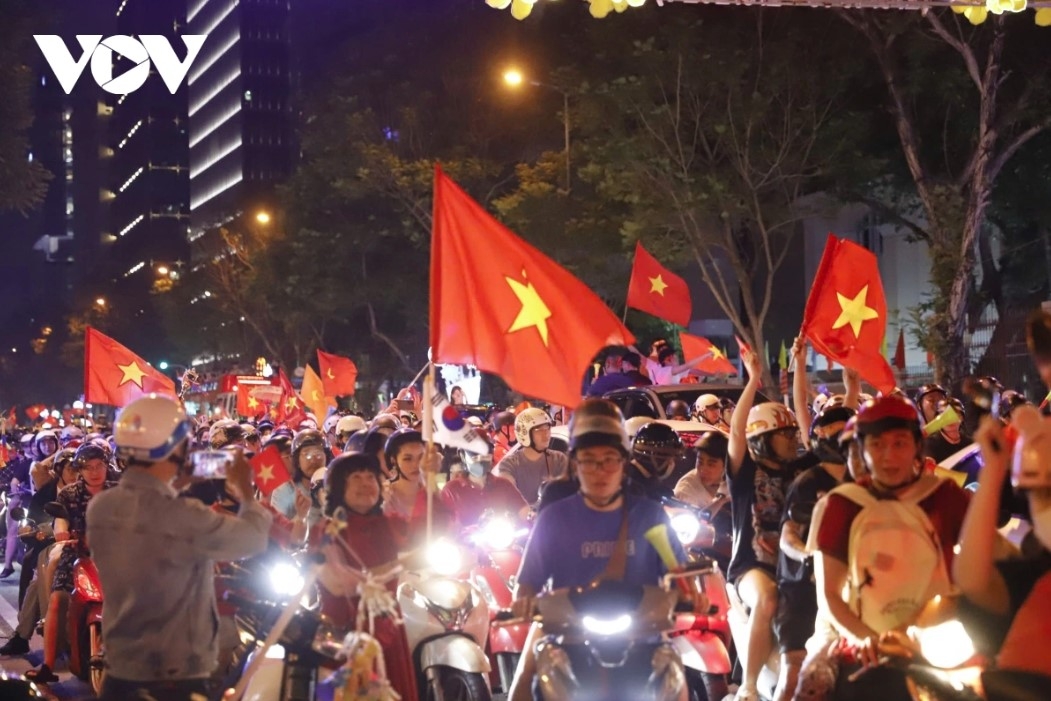 football fans storm streets to celebrate vietnam s 2024 asean cup win picture 11