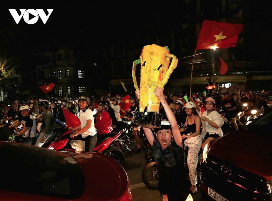 football fans storm streets to celebrate vietnam s 2024 asean cup win picture 13