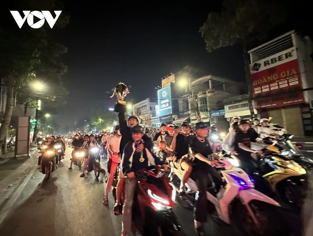 football fans storm streets to celebrate vietnam s 2024 asean cup win picture 14