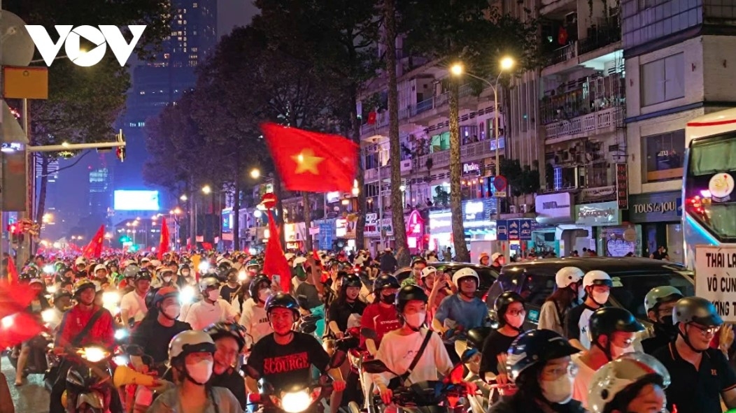 football fans storm streets to celebrate vietnam s 2024 asean cup win picture 15