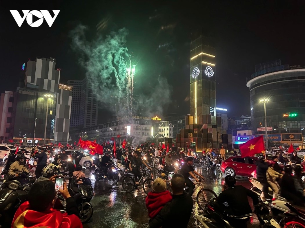 football fans storm streets to celebrate vietnam s 2024 asean cup win picture 2