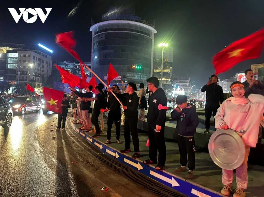 football fans storm streets to celebrate vietnam s 2024 asean cup win picture 3