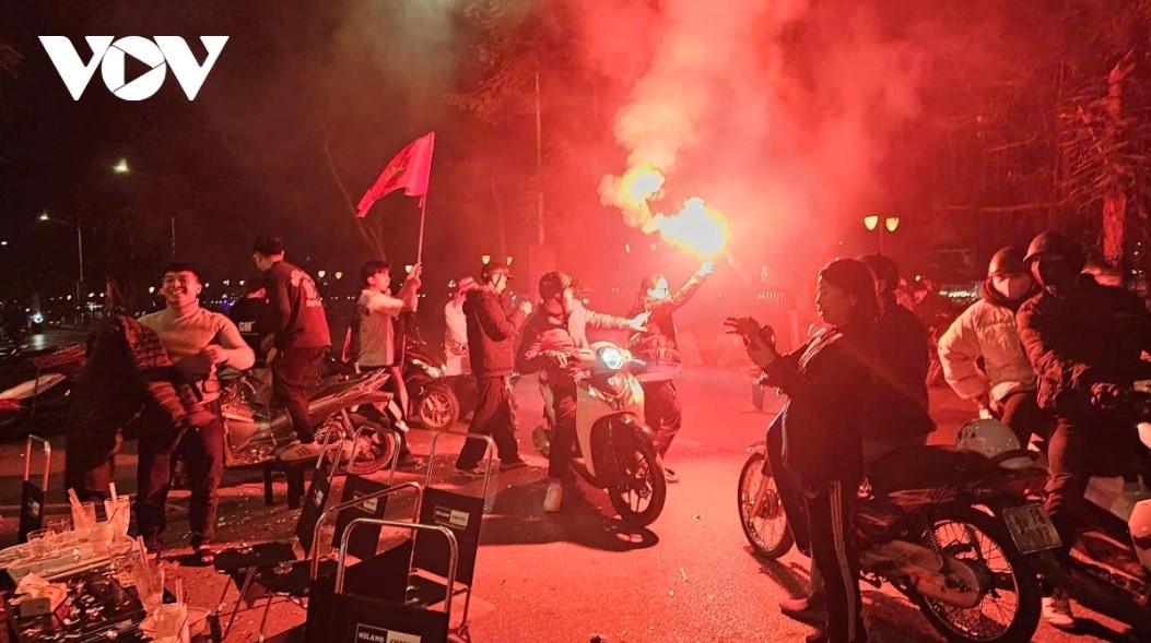 football fans storm streets to celebrate vietnam s 2024 asean cup win picture 4