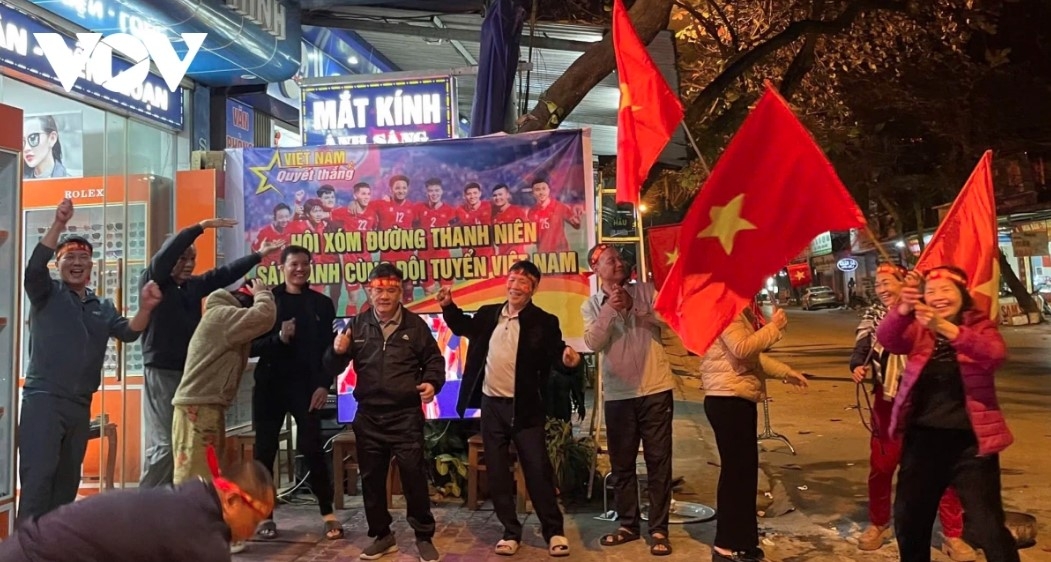 football fans storm streets to celebrate vietnam s 2024 asean cup win picture 5