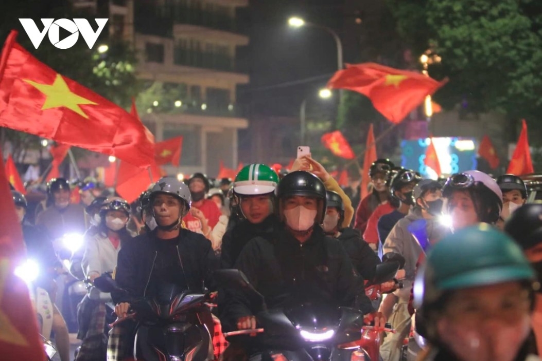 football fans storm streets to celebrate vietnam s 2024 asean cup win picture 6