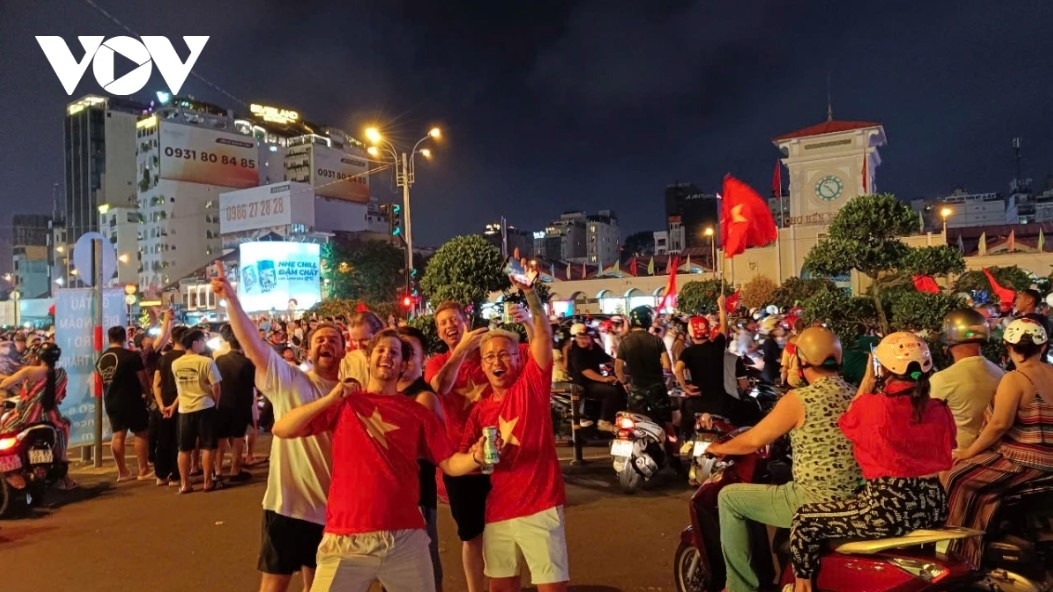 football fans storm streets to celebrate vietnam s 2024 asean cup win picture 7