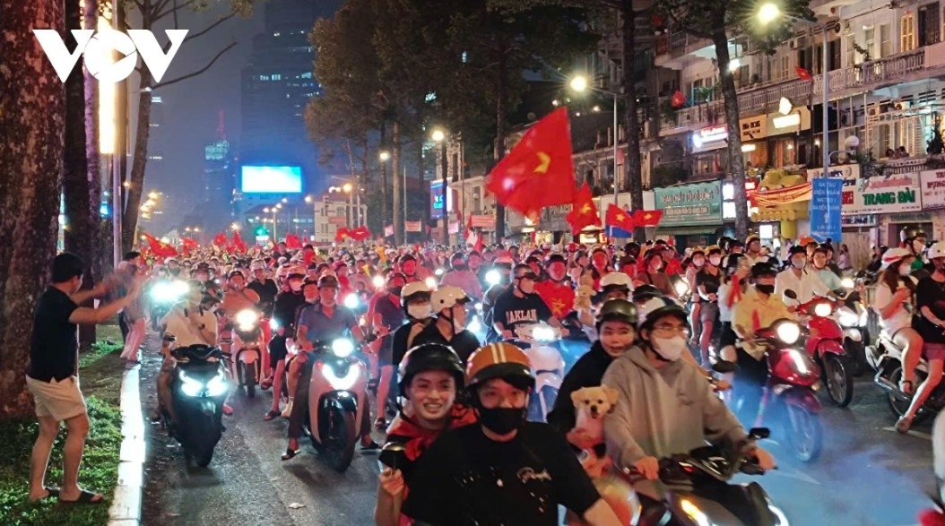 football fans storm streets to celebrate vietnam s 2024 asean cup win picture 8