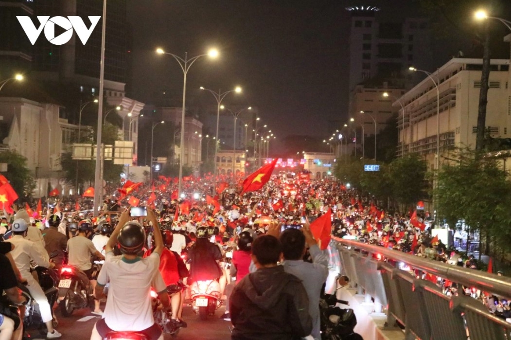 football fans storm streets to celebrate vietnam s 2024 asean cup win picture 9